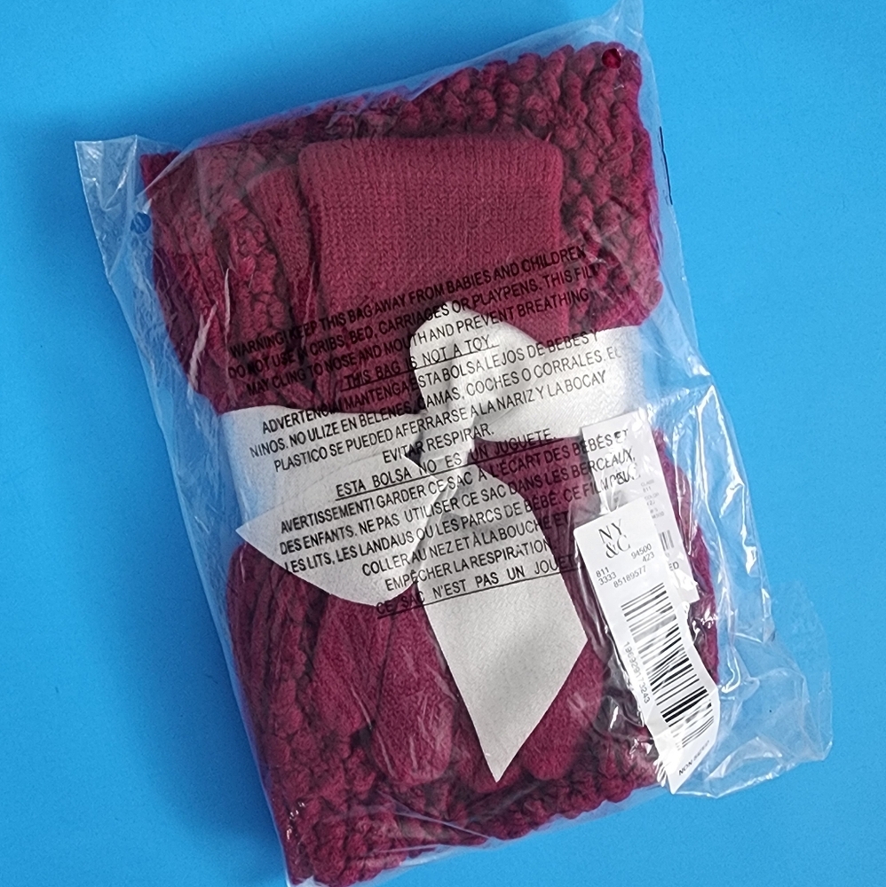 NWT New York & Company Chunky Knit Scarf and Glove Holiday Gift Set Burgundy.